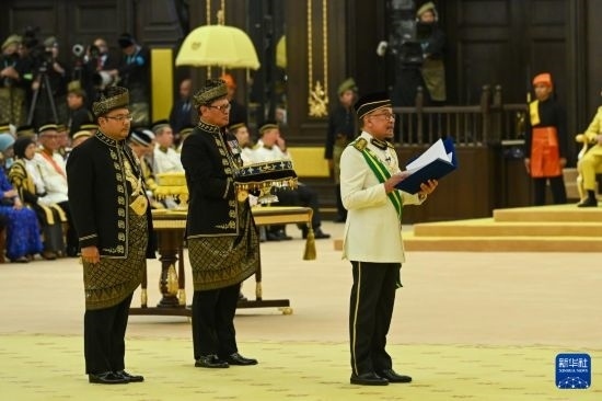 7月20日，馬來西亞總理安瓦爾（右）在吉隆坡出席最高元首登基儀式。新華社發(fā)（馬來西亞新聞局供圖）