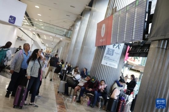 7月19日，在墨西哥首都墨西哥城的貝尼托·華雷斯國(guó)際機(jī)場(chǎng)，許多航班被延誤或取消，大量旅客在機(jī)場(chǎng)等待。新華社發(fā)（弗朗西斯科·卡涅多攝）