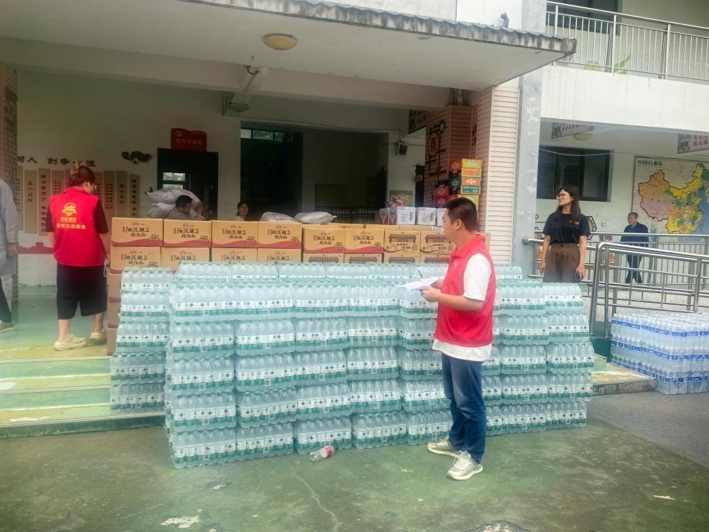 圖為愛心人士向鳳縣河口鎮(zhèn)中心小學(xué)捐贈(zèng)的物資。新華社記者 劉彤 攝