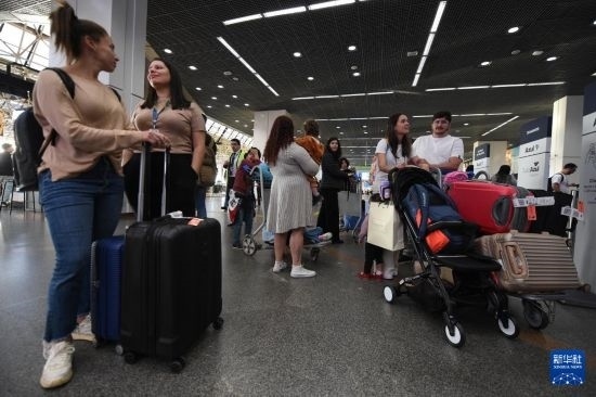 7月19日，受影響航班的旅客在巴西首都巴西利亞機(jī)場(chǎng)等待。新華社發(fā)（盧西奧·塔沃拉 攝）