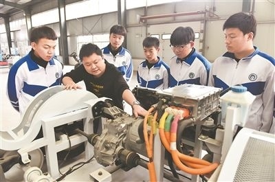 河北省威縣職業(yè)技術(shù)教育中心老師正在為學生講解電動汽車數(shù)字技術(shù)。新華社記者 朱旭東攝