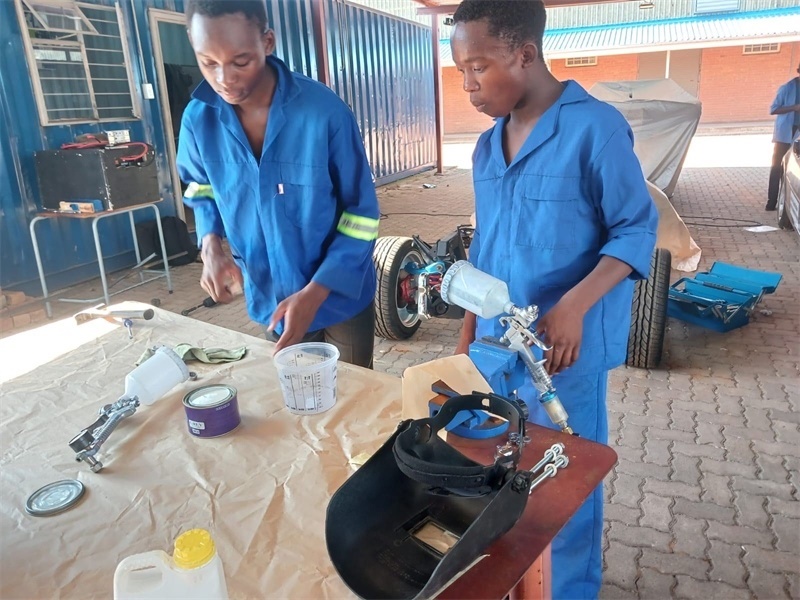南非學(xué)生認(rèn)真改造“老爺車”。索尚古夫技術(shù)高中供圖