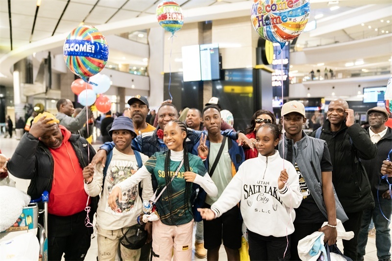 家長們熱情歡迎從中國歸來的學(xué)生。希拉茲·莫林?jǐn)z