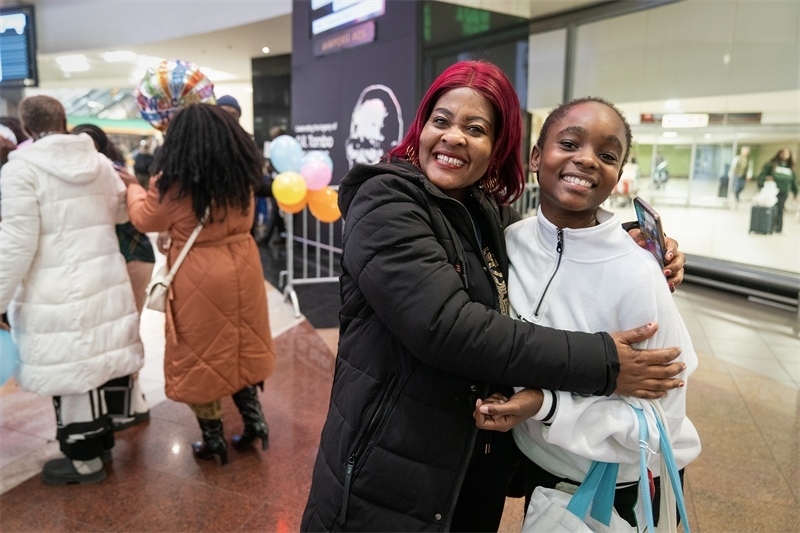 學(xué)生與家長相擁歡慶。希拉茲·莫林?jǐn)z