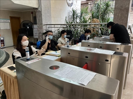 廣州市越秀區(qū)教育局現(xiàn)場審核返區(qū)生辦理材料，采用“提前網(wǎng)上預約、現(xiàn)場分批辦理”的方式進行。廣州市越秀區(qū)教育局供圖