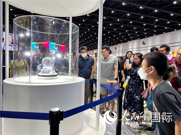 觀眾參觀中國“嫦娥五號(hào)”探測(cè)器從月球帶回的珍貴樣品。人民網(wǎng)記者簡(jiǎn)承淵攝