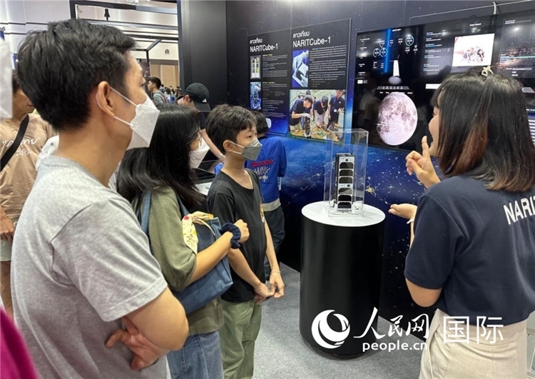 泰國國家天文研究所工作人員向觀眾科普天文知識(shí)。人民網(wǎng)記者 簡(jiǎn)承淵攝