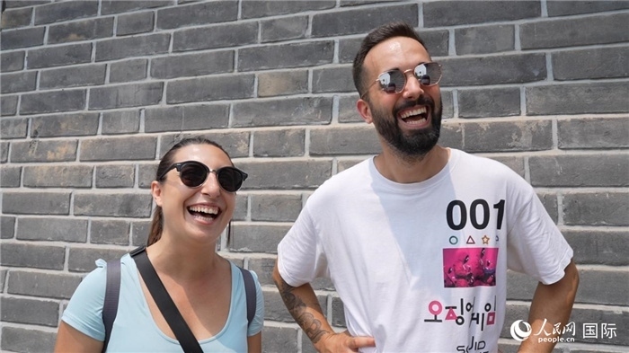 圖為西班牙籍游客塔瑪拉·魯伊斯·查莫羅（左）和馬克·普拉達·巴約納（右）。人民網記者 吳超嵐攝
