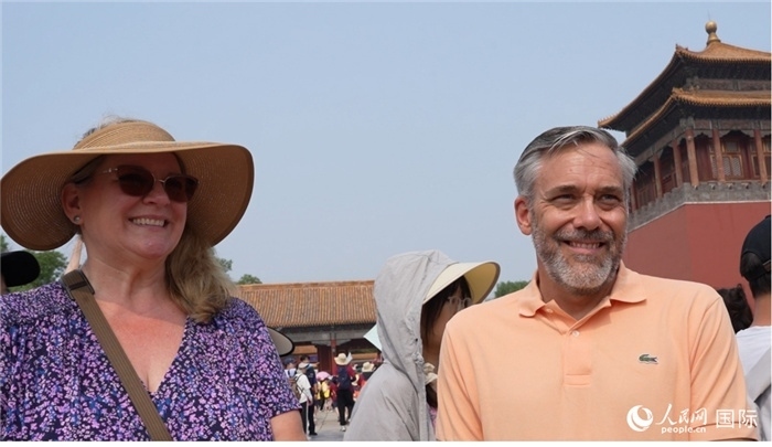 圖為來自美國拉斯維加斯的游客格雷琴·拉森 （Gretchen Larsen）（左）和她的丈夫埃里克·拉森（Eric Larsen）（右）。人民網記者 吳超嵐攝