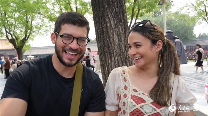 圖為巴拿馬籍游客阿德里安·岡薩雷斯（Adrian Gonzalez）（左）和丹尼斯·岡薩雷斯（Denisse Gonzalez）（右）。人民網記者 吳超嵐攝