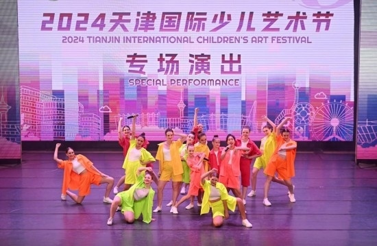 7月22日，來自俄羅斯的舞蹈團(tuán)演員在藝術(shù)節(jié)上展演。新華社記者 趙子碩 攝