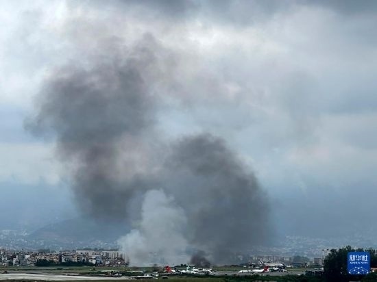 這是7月24日在尼泊爾加德滿(mǎn)都特里布萬(wàn)機(jī)場(chǎng)拍攝的濃煙。目擊者說(shuō)，一架飛機(jī)在尼泊爾加德滿(mǎn)都特里布萬(wàn)機(jī)場(chǎng)墜毀。新華社/美聯(lián)