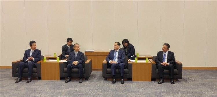 4月11日，楊萬(wàn)明會(huì)長(zhǎng)在東京會(huì)見日中友好議員聯(lián)盟會(huì)長(zhǎng)二階俊博（左二）。中國(guó)人民對(duì)外友好協(xié)會(huì)供圖