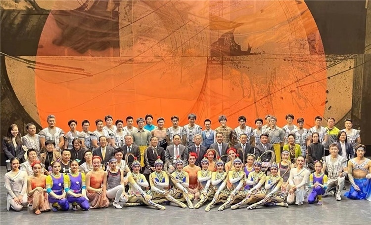 4月12日，中國(guó)人民對(duì)外友好協(xié)會(huì)會(huì)長(zhǎng)楊萬(wàn)明、駐日大使吳江浩及來自36國(guó)70位駐日使節(jié)代表等現(xiàn)場(chǎng)觀看中國(guó)雜技團(tuán)東京公演。中國(guó)人民對(duì)外友好協(xié)會(huì)供圖