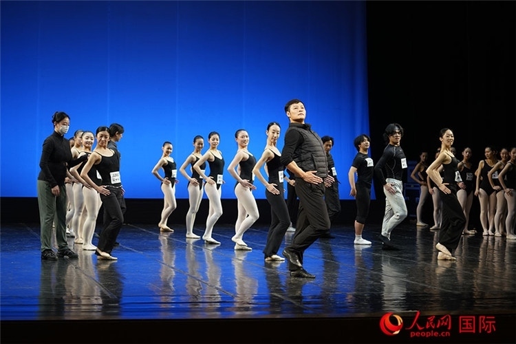 3月26日，松山芭蕾舞團(tuán)青年代表團(tuán)成員在中央芭蕾舞團(tuán)交流學(xué)習(xí)。人民網(wǎng)記者 張麗婭攝