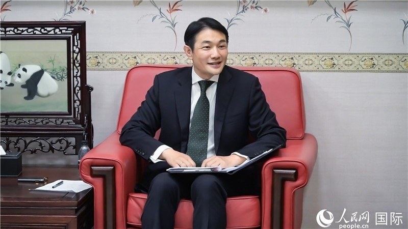 使館發(fā)言人畢海波公參介紹黨的二十屆三中全會(huì)情況并回答記者提問。人民網(wǎng) 郭錦標(biāo)攝