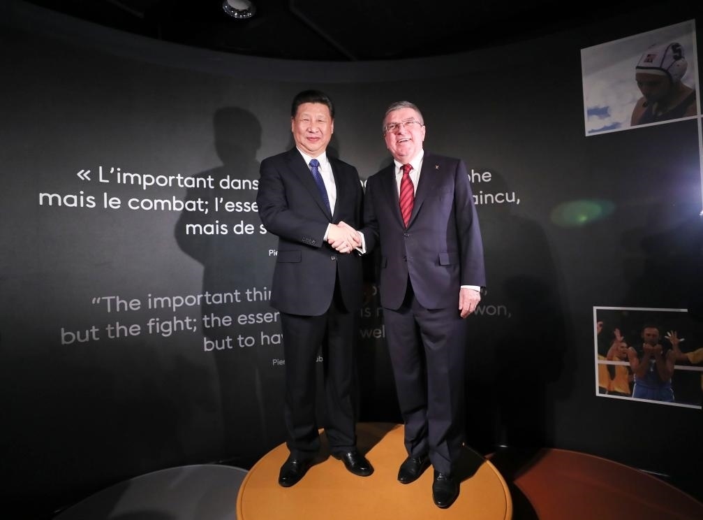 2017年1月18日，國家主席習(xí)近平在瑞士洛桑國際奧林匹克博物館會見國際奧林匹克委員會主席巴赫。這是習(xí)近平和巴赫在奧運(yùn)冠軍領(lǐng)獎(jiǎng)臺上合影。新華社記者 蘭紅光 攝