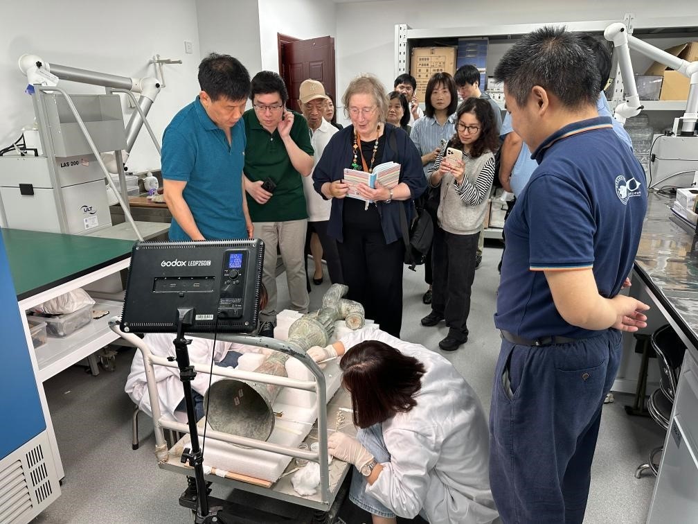 2024年5月28日，英國(guó)考古學(xué)家、牛津大學(xué)教授杰西卡·羅森在文物保護(hù)修復(fù)實(shí)驗(yàn)室觀摩文物。新華社發(fā)（四川省文物考古研究院供圖）