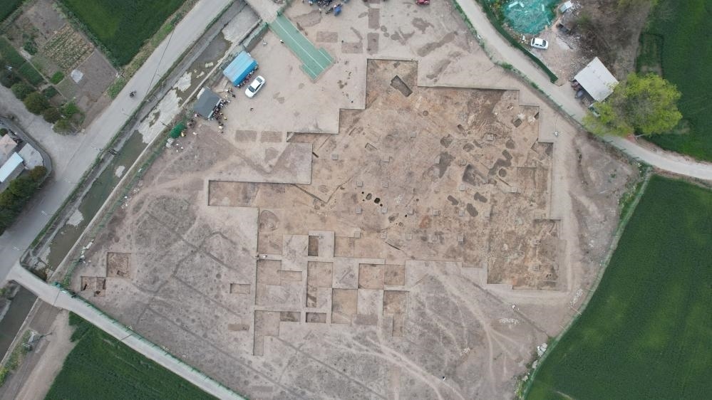 這是2024年3月23日拍攝的四川省廣漢市三星堆遺址發(fā)掘區(qū)（無(wú)人機(jī)照片）。新華社發(fā)（四川省文物考古研究院供圖）