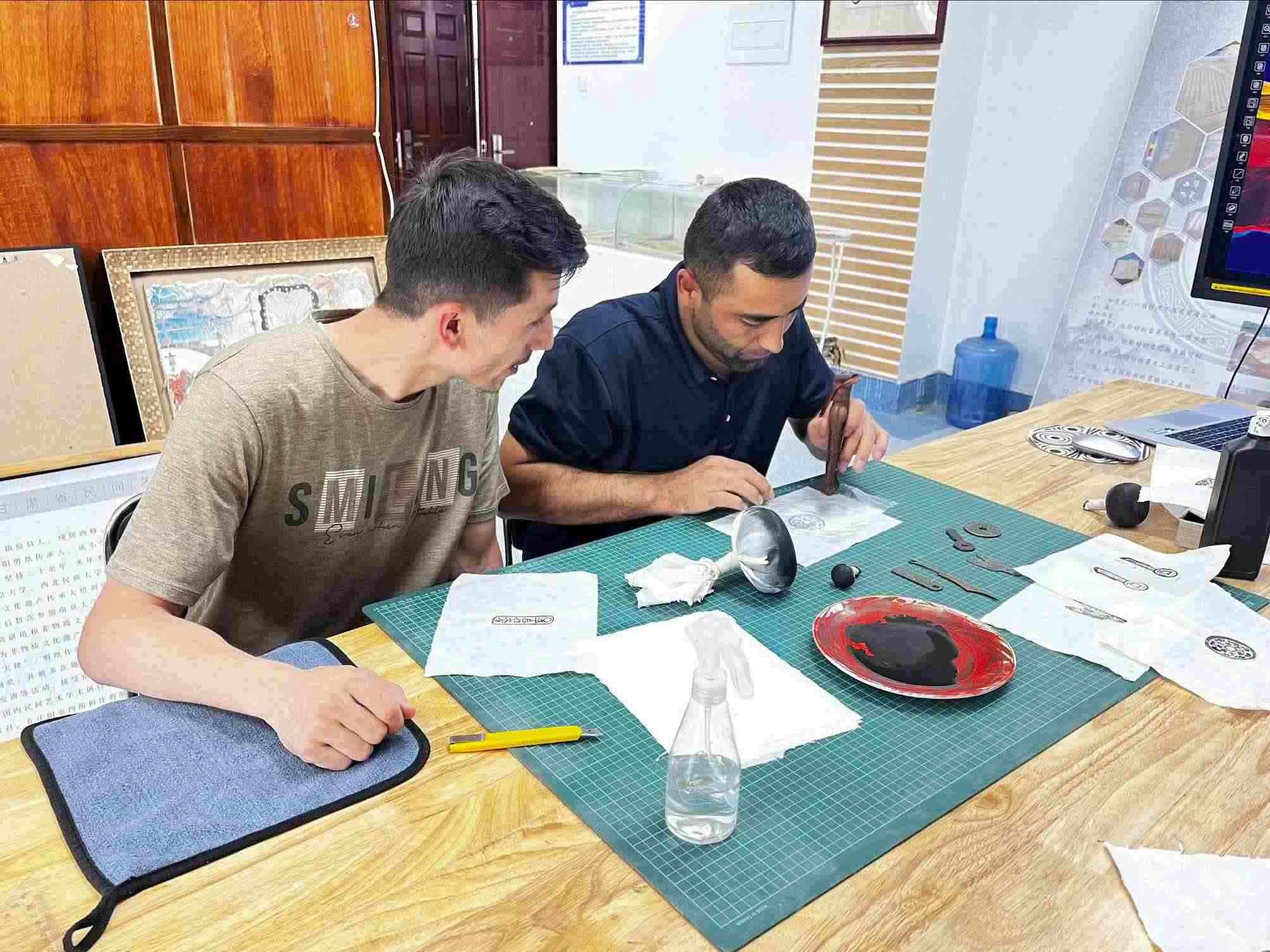 營員們動(dòng)手體驗(yàn)“非遺”技藝。校方供圖