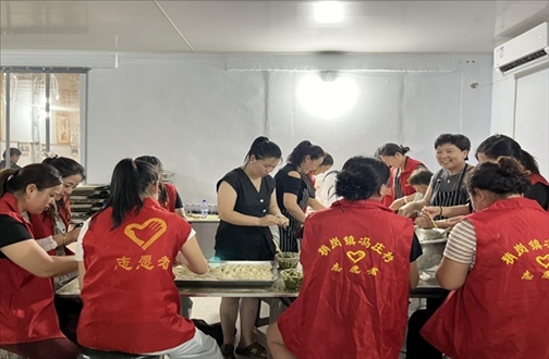 志愿者在以孝治家大食堂工作。（受訪者供圖）