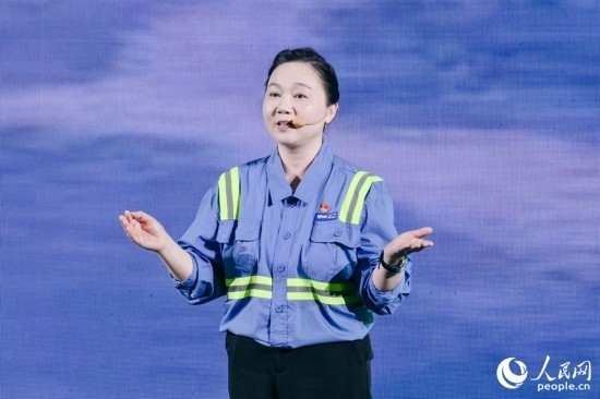 黃英紅講述在互聯(lián)網(wǎng)“種地”的故事。人民網(wǎng)攝