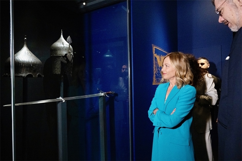 意大利總理梅洛尼參觀展覽“傳奇之旅：馬可·波羅與絲綢之路上的世界”。 (意大利總理府供圖)