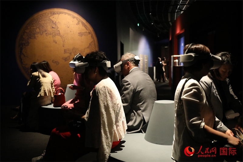 嘉賓在展覽“傳奇之旅：馬可·波羅與絲綢之路上的世界”VR體驗區(qū)參觀。人民網(wǎng) 殷韜攝