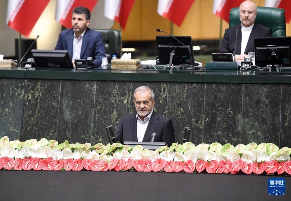 7月30日，佩澤希齊揚（前）在伊朗德黑蘭的伊朗議會宣誓就任伊朗總統(tǒng)后發(fā)表就職演說。新華社記者 沙達(dá)提 攝
