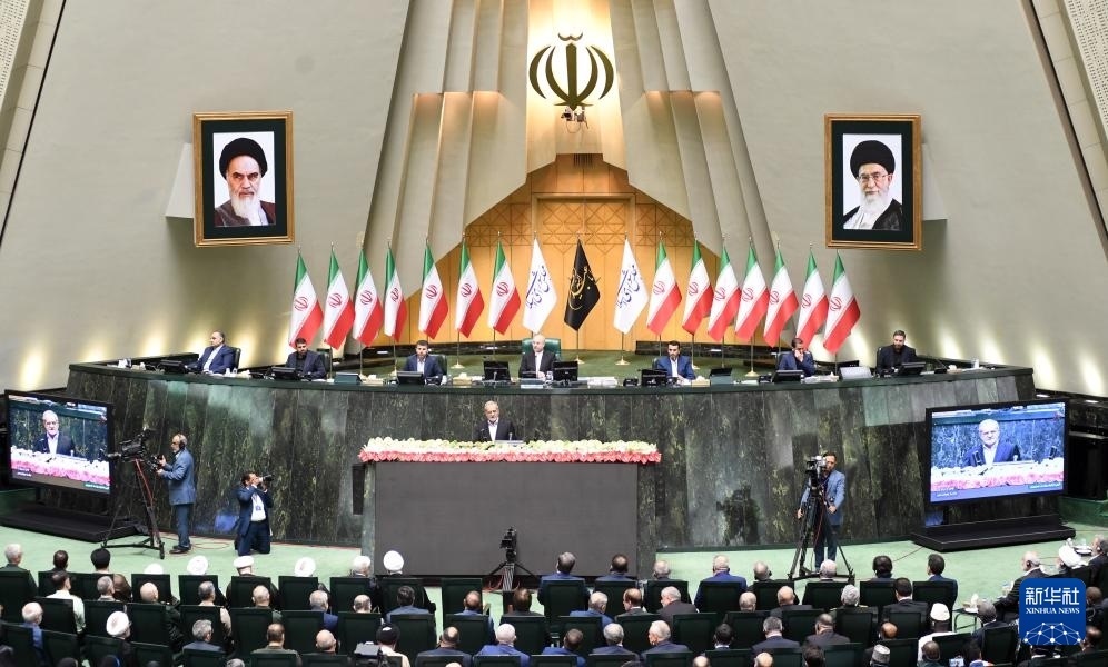 7月30日，佩澤希齊揚（中）在伊朗德黑蘭的伊朗議會宣誓就任伊朗總統(tǒng)后發(fā)表就職演說。新華社記者 沙達(dá)提 攝