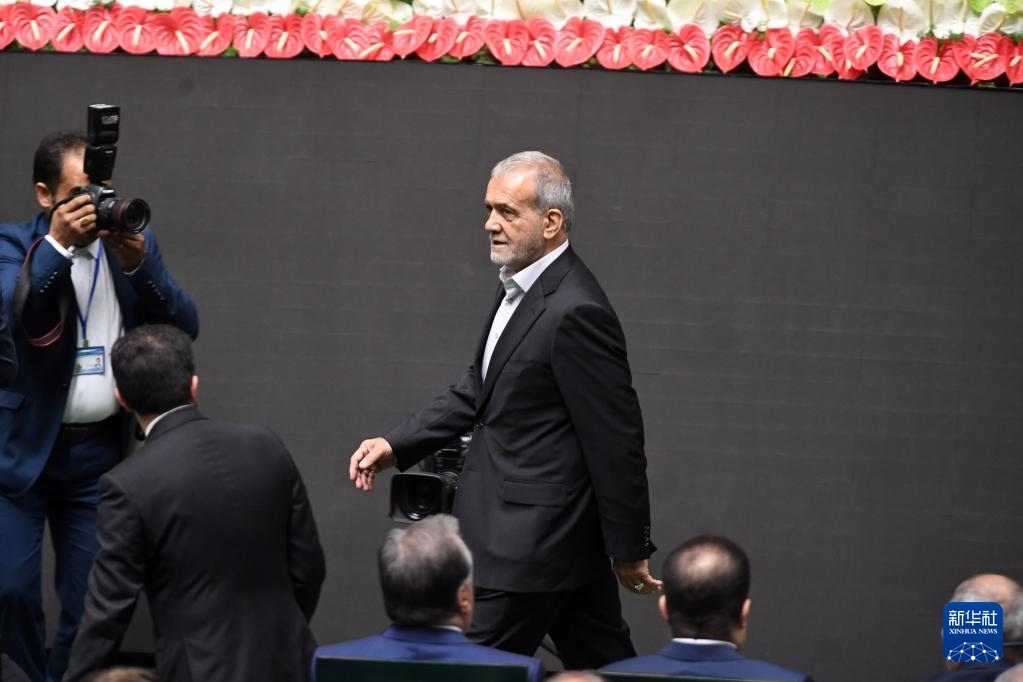 7月30日，在伊朗德黑蘭的伊朗議會，佩澤希齊揚（中）抵達(dá)總統(tǒng)就職典禮現(xiàn)場。新華社記者 沙達(dá)提 攝