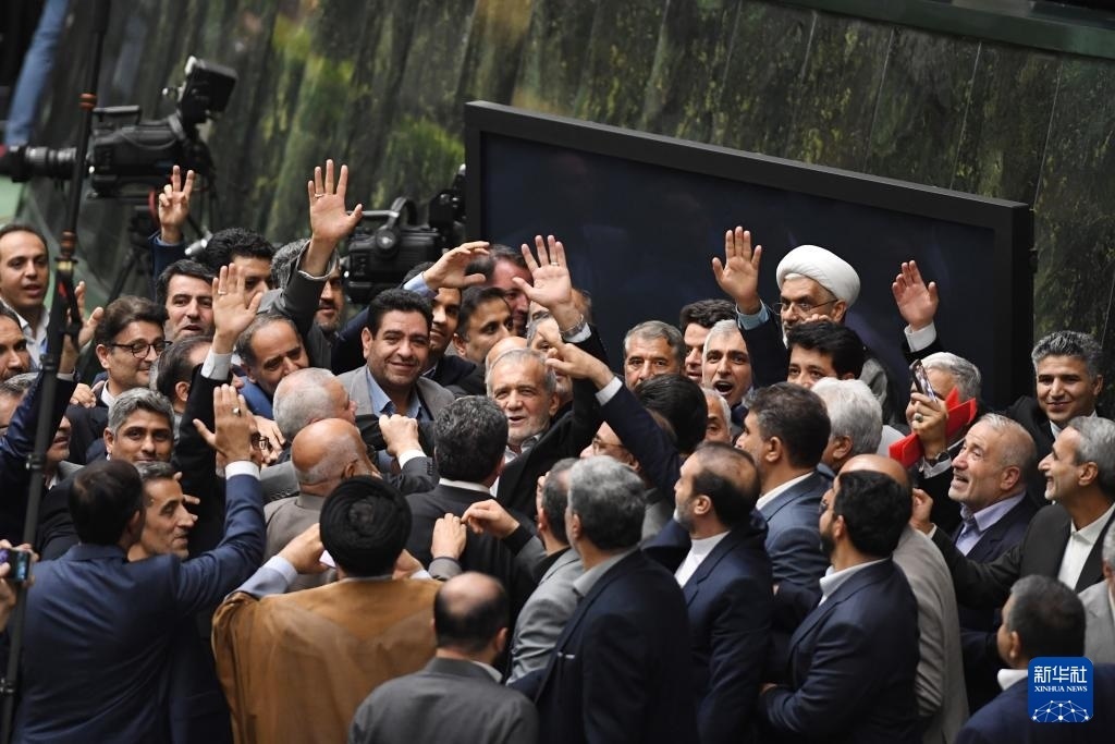 7月30日，在伊朗德黑蘭的伊朗議會，佩澤希齊揚（中）離開總統(tǒng)就職典禮現(xiàn)場時揮手致意。新華社記者 沙達(dá)提 攝