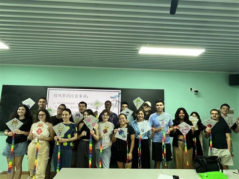 在中國和巴西共迎兩國建交50周年之際，巴西圣保羅州立大學(xué)孔子學(xué)院今年7月成功組織多批、近40名巴西青少年來華進行短期訪問交流，圖為訪問團成員參加文化體驗活動。 巴西圣保羅州立大學(xué)孔子學(xué)院供圖