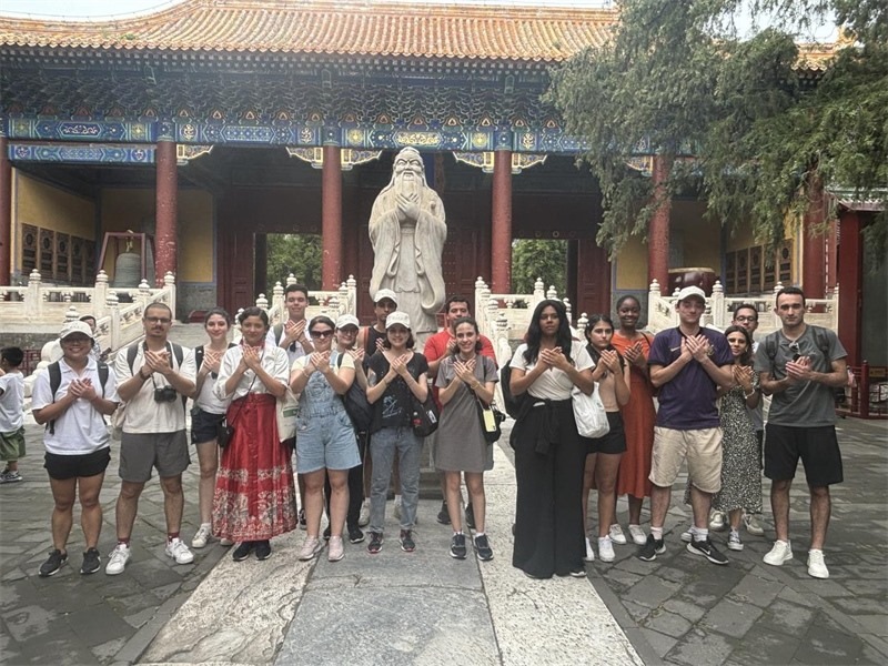 在中國和巴西共迎兩國建交50周年之際，巴西圣保羅州立大學(xué)孔子學(xué)院今年7月成功組織多批、近40名巴西青少年來華進行短期訪問交流，圖為訪問團成員參加文化體驗活動。 巴西圣保羅州立大學(xué)孔子學(xué)院供圖