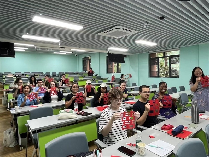 在中國和巴西共迎兩國建交50周年之際，巴西圣保羅州立大學(xué)孔子學(xué)院今年7月成功組織多批、近40名巴西青少年來華進行短期訪問交流，圖為訪問團成員參加文化體驗活動。 巴西圣保羅州立大學(xué)孔子學(xué)院供圖