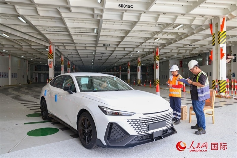 工人正在進行卸車作業(yè)。人民網(wǎng)記者 任皓宇攝