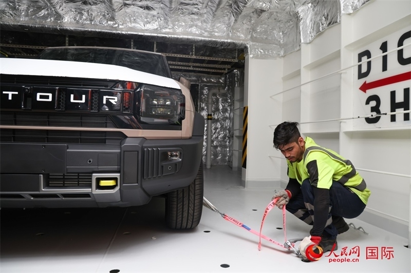 工人正在進行卸車作業(yè)。人民網(wǎng)記者任皓宇攝