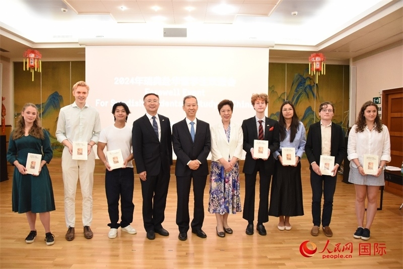 中國(guó)駐瑞典大使崔愛(ài)民與赴華瑞典留學(xué)生合影。人民網(wǎng)記者 殷淼攝