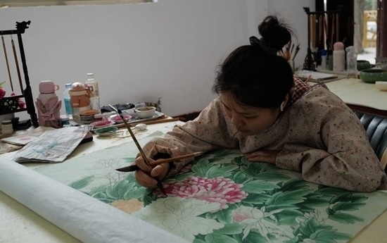 當(dāng)?shù)剞r(nóng)民畫師正在作畫。受訪者供圖