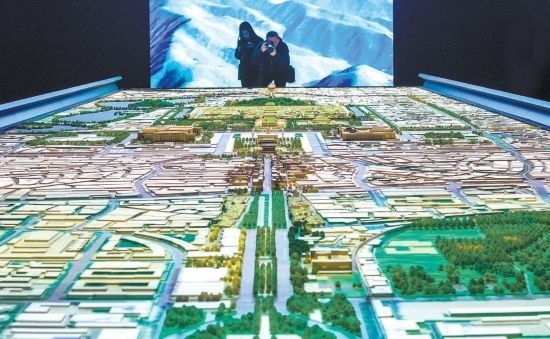 首都博物館“輝煌中軸”展廳內(nèi)，十六米長(zhǎng)的中軸線沙盤(pán)，配以立體投影技術(shù)，展現(xiàn)北京中軸線之壯美。 本報(bào)記者 武亦彬攝