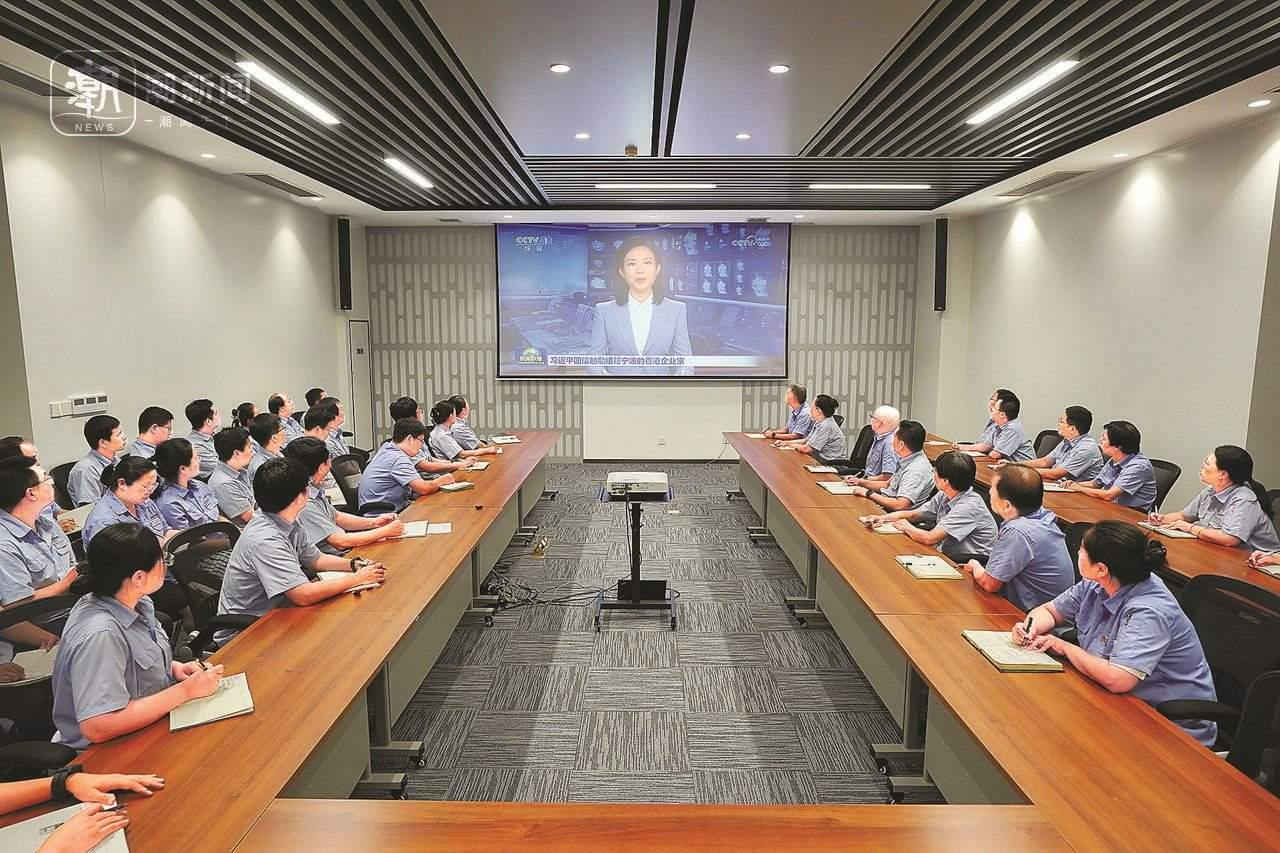 2024年8月1日晚，寧波永新光學(xué)股份有限公司員工集體觀看央視《新聞聯(lián)播》關(guān)于國家主席習(xí)近平給包陪慶、曹其鏞等祖籍寧波的香港企業(yè)家回信的報(bào)道。潮新聞?dòng)浾?賀元?jiǎng)P 彭鵬 周旭輝 攝