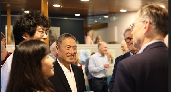 盧中見與嘉賓交流中國畫。許晉熙攝