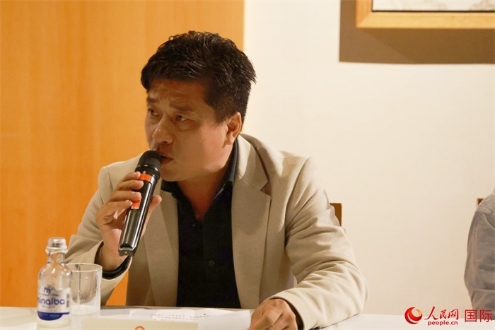 巴西中國浙江商會(huì)會(huì)長鄭俠茂在座談會(huì)上致辭。人民網(wǎng)記者 陳海琪攝