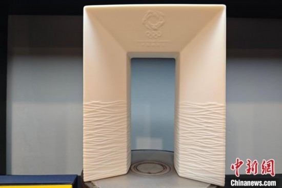 白瓷作品《凱旋尊》巧妙融合了法國與中國最具象征意義的藝術(shù)形式和元素進(jìn)行再創(chuàng)造。 吳冠標(biāo) 攝