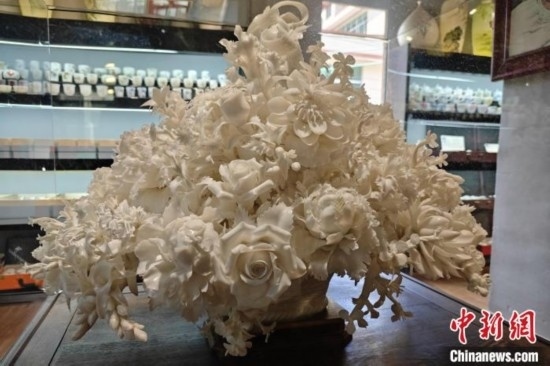 福建德化陶瓷以“白”見長，因白如雪、明如鏡、薄如紙、聲如磬、潤如玉而享譽世界。 吳冠標(biāo) 攝