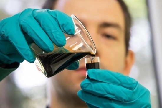 2022年5月24日，在匈牙利薩茲豪隆包陶多瑙河煉油廠，一名工人對通過阿德里亞輸油管道運達(dá)的原油樣品進(jìn)行質(zhì)量分析。新華社發(fā)（弗爾季·奧蒂洛攝）