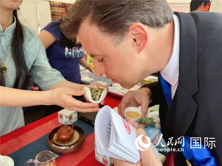 德國市民品鑒中國茶。人民網(wǎng)記者 劉赫攝