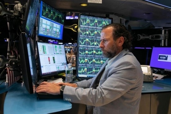 5月3日，交易員在美國紐約證券交易所交易大廳工作。新華社發(fā)（郭克攝）