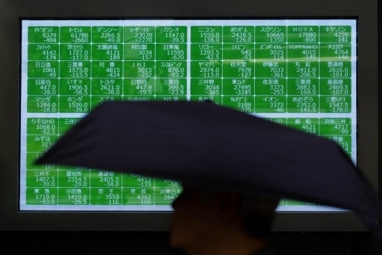 8月2日，在日本東京，行人經(jīng)過一處股指信息電子顯示屏。新華社記者張笑宇攝