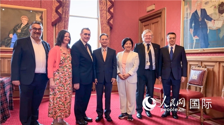 圖為阿伯丁市政廳會見現(xiàn)場。人民網 郭錦標攝